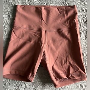 Wunder train high rise shorts 6”. Spiced chai